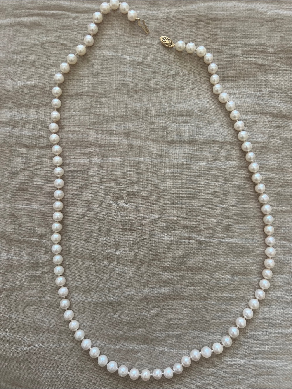 Vintage Pearl Necklace: 14K Gold Clasp, 24 in
